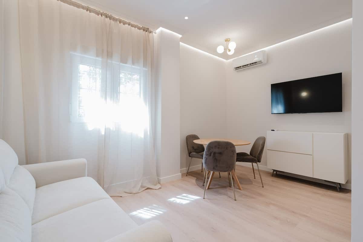 Salón de un departamento reformado en Carabelos, Madrid Río